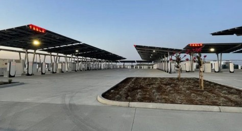 Tesla открыла крупную станцию зарядки электромобилей с питанием от солнечных батарей