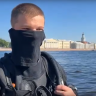 Росгвардеец нашел на дне Зимней канавки рабочий мобильник и вернул владелице
