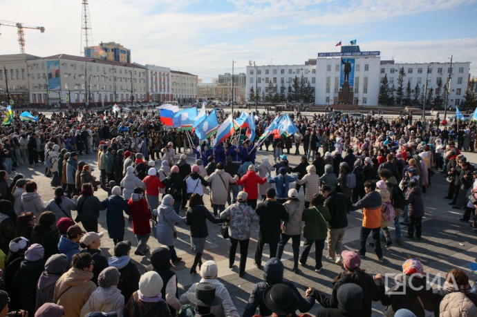 Более тысячи якутян станцевали осуохай на площади Республики