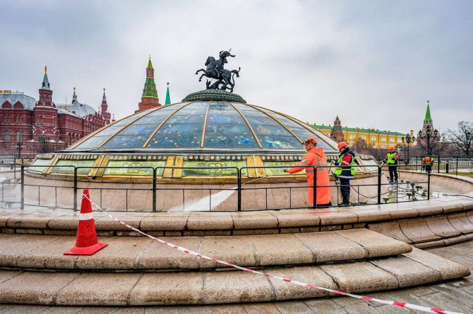 Комплекс фонтанов на Манежной площади очистили и промыли накануне зимы Комплекс фонтанов на Манежной площади очистили и промыли накануне зимы