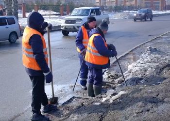 В Благовещенске начали открывать ливневки