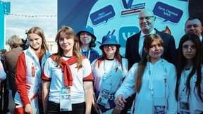 В Международный день защиты детей Сергей Кириенко и Дмитрий Чернышенко приняли участие в фестивале «Движения первых» В Международный день защиты детей Сергей Кириенко и Дмитрий Чернышенко приняли участие в фестивале «Движения первых»