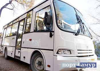 Благовещенец через окно автобуса украл телефон и деньги