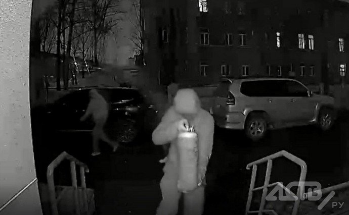 "Чьи дети?": подростки с огнетушителем ночью напали на домофон в Южно-Сахалинске