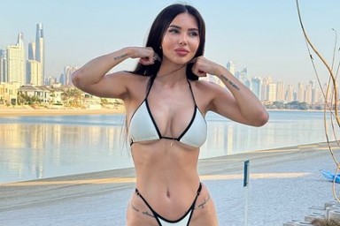 Оксана Самойлова похвасталась фигурой в крошечном бикини