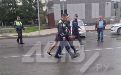 "В дом влупился, чуть людей на сбил": в Южно-Сахалинске водитель устроил аварию и пытался скрыться