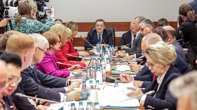 Комитет по бюджету и налогам рекомендовал принять в первом чтении поправки об увеличении МРОТ в 2026 году на 20,7 %