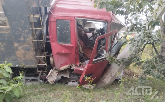 Самосвал пробил дорожное ограждение и опрокинулся у АЗС в Южно-Сахалинске Самосвал пробил дорожное ограждение и опрокинулся у АЗС в Южно-Сахалинске