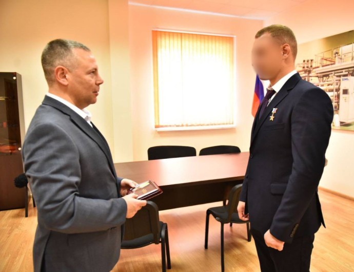 Михаил Евраев вручил медаль «Честь и слава» участнику СВО из Переславля