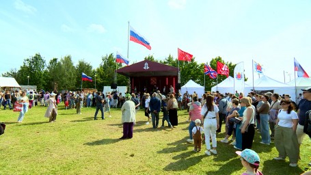 Цветы, музыка и солнце: как Санкт-Петербург празднует День России