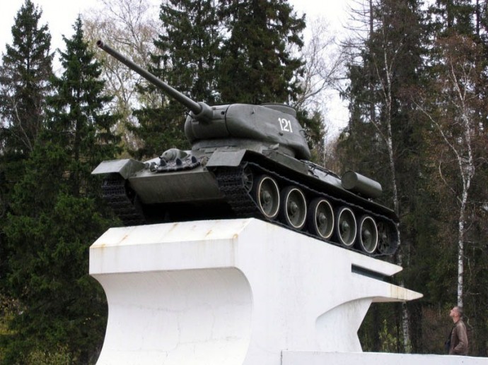Подсветка украсила памятник конструктору танка Т-34 в Ярославской области