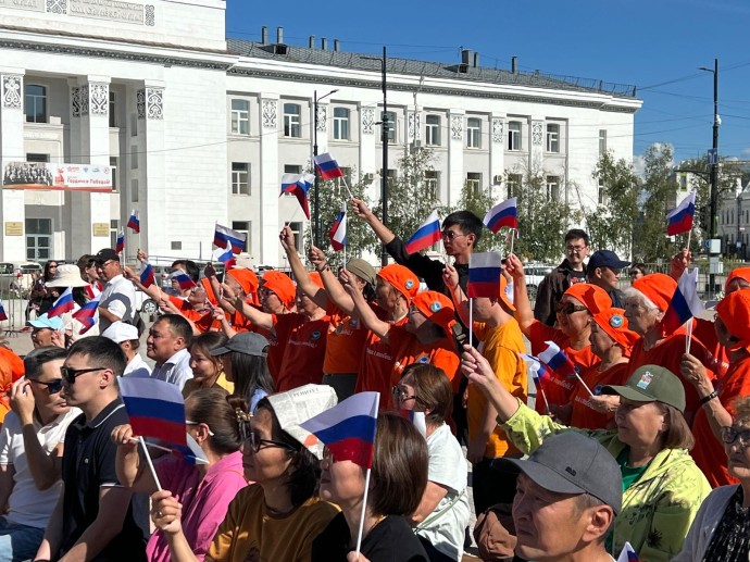 Волонтеры Якутии раздают ленточки и флажки в цветах триколора