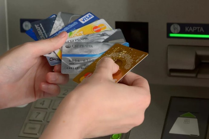 Финансист рассказала, когда банковская карта в кошельке опаснее наличных Финансист рассказала, когда банковская карта в кошельке опаснее наличных
