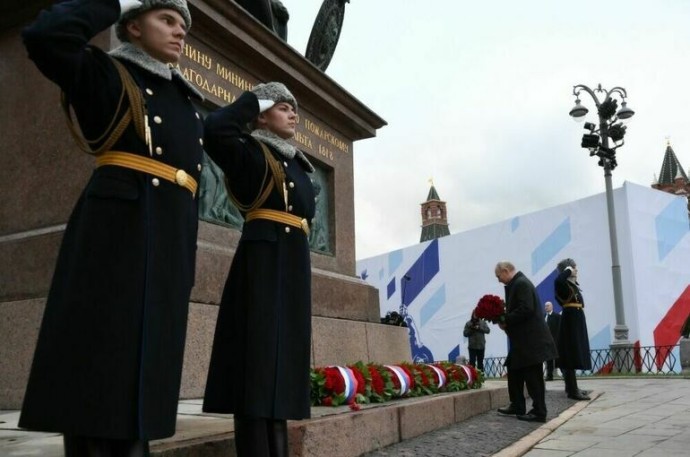 Путин возложил цветы к памятнику Минину и Пожарскому на Красной площади