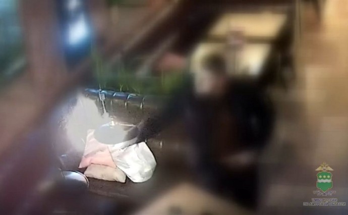 Благовещенец в баре выстрелил в сторону женщины из пистолета Благовещенец в баре выстрелил в сторону женщины из пистолета