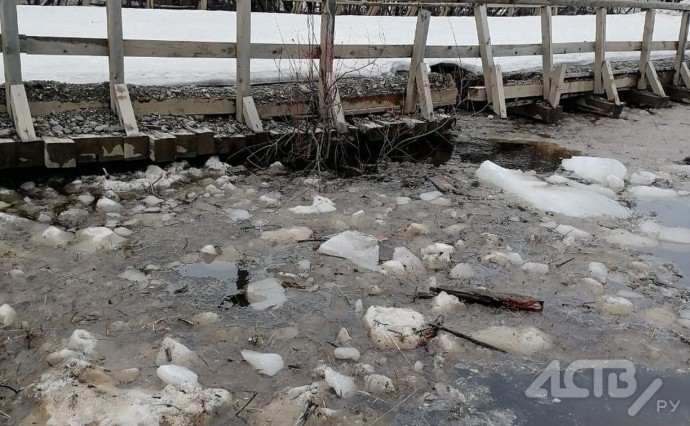 "Вода поднимается с каждым часом": в Тымовском районе ограничили движение на мосту, в школе ввели дистант