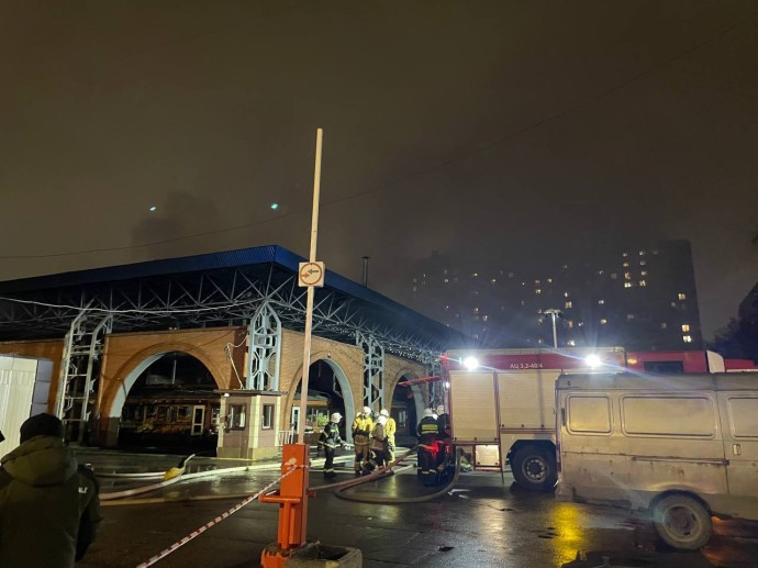 В здании Правобережного рынка ликвидировали открытое горение В здании Правобережного рынка ликвидировали открытое горение