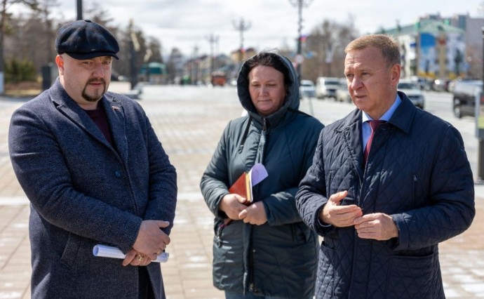 Мэр Южно-Сахалинска потребовал устранить недочеты на площади Славы к 9 мая