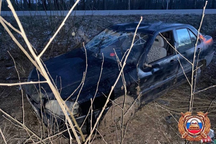 В Тверской области водитель иномарки не вписался в поворот: пострадали два человека