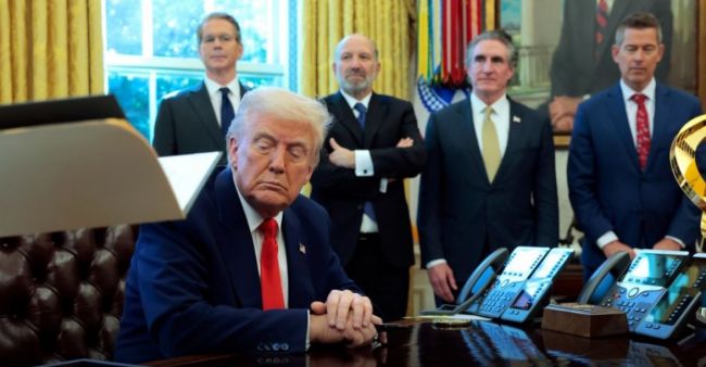 Трамп показал Китаю слабину, приостановив введение торговых пошлин — New York Times