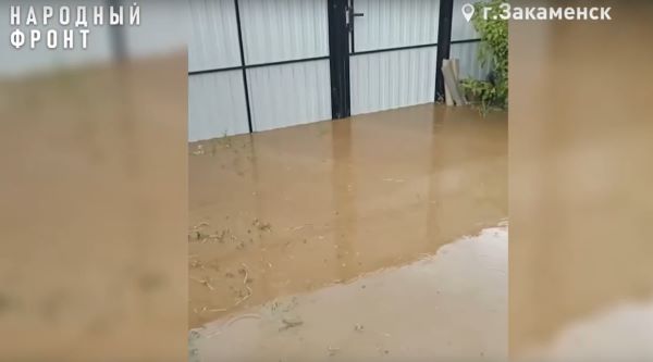 В Бурятии двор пенсионерки начало топить после строительства новой дороги В Бурятии двор пенсионерки начало топить после строительства новой дороги