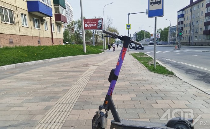 Электросамокатчик в Южно-Сахалинске сбил пенсионерку на тротуаре и скрылся