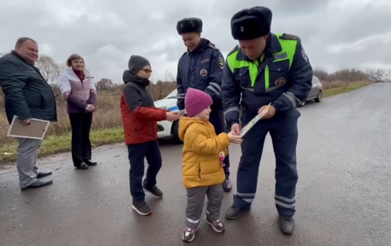 Курские инспекторы ДПС помогли семье и вытащили машину, начавшую сползать в кювет
