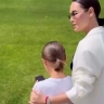 Гимнастка Ляйсан Утяшева показала редкие кадры с дочерью на прогулке в родном городе