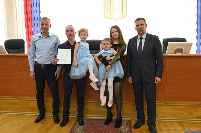 В Пензе 25 молодых семей получили жилищные сертификаты В Пензе 25 молодых семей получили жилищные сертификаты