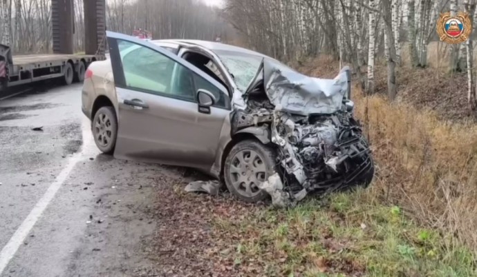 Под Рыбинском на встречке столкнулись легковушка и грузовик: один погиб, двое пострадали