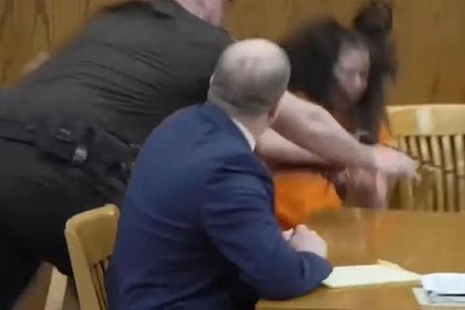 Девушка отрезала пенис любовнику и набросилась на адвоката после нападения на охранника