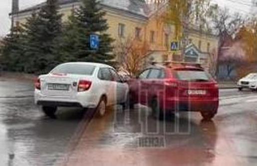 В Пензе из-за ДТП осложнено движение на двух центральных улицах