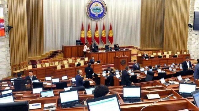 Досрочные выборы в парламент Киргизии пройдут 30 ноября