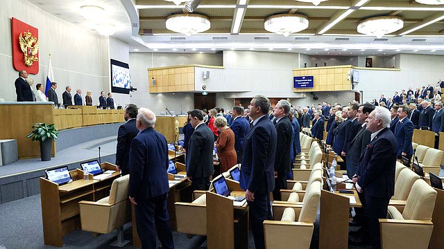 Вячеслав Володин и депутаты почтили минутой молчания память героев Великой Отечественной войны, чьи имена остаются неизвестными Вячеслав Володин и депутаты почтили минутой молчания память героев Великой Отечественной войны, чьи имена остаются неизвестными