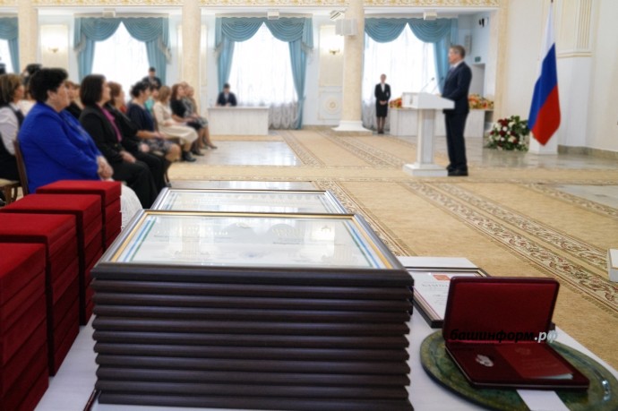 Глава Башкирии наградил лучших работников промышленности госнаградами Глава Башкирии наградил лучших работников промышленности госнаградами