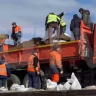 В Уфе на набережной начали строить дамбы из песка