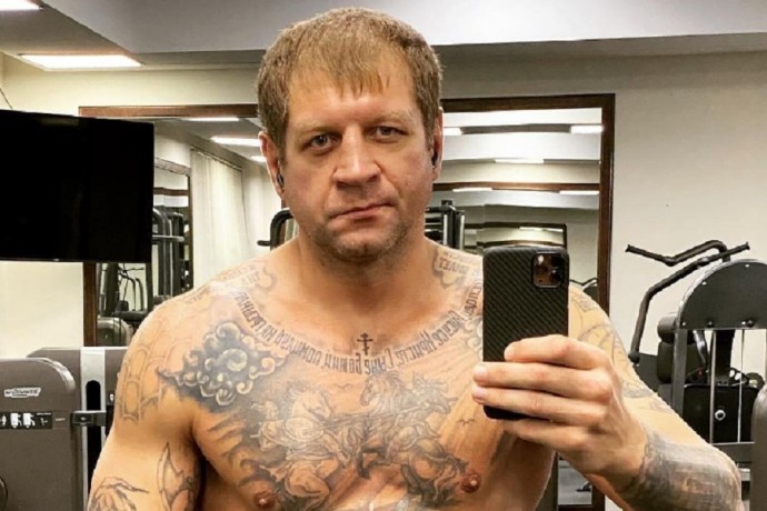 Емельяненко выложил фото на инвалидной коляске: "Только мигалки не хватает"