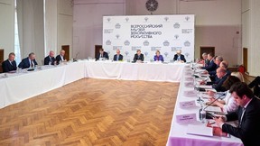 Денис Мантуров провёл заседание попечительского совета Всероссийского музея декоративно-прикладного и народного искусства Денис Мантуров провёл заседание попечительского совета Всероссийского музея декоративно-прикладного и народного искусства