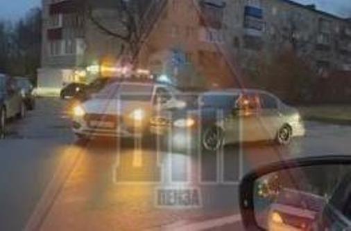 На улице Мира в Пензе столкнулись две легковушки, движение осложнено