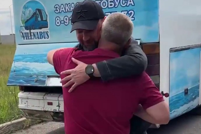 Вернувшиеся из украинского плена военные прилетели в Москву
