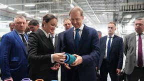 Денис Мантуров поздравил работников лёгкой промышленности с профессиональным праздником