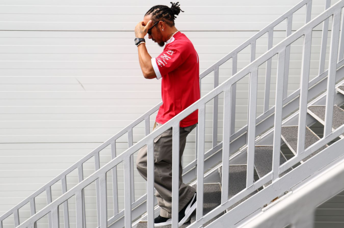 Хэмилтон отреагировал на слухи о возможном уходе из "Феррари" Хэмилтон отреагировал на слухи о возможном уходе из "Феррари"