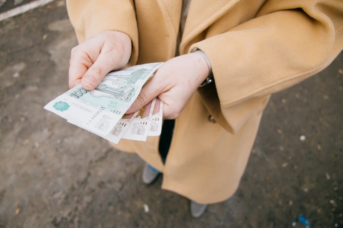 79-летняя пенсионерка отдала мошенникам почти миллион рублей, поверив в инвестиции