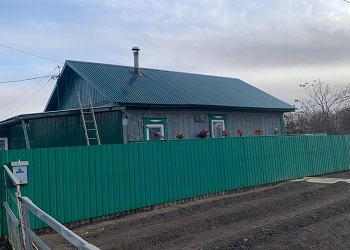 Благовещенские депутаты помогли обновить крышу в доме родителей Героя России Благовещенские депутаты помогли обновить крышу в доме родителей Героя России