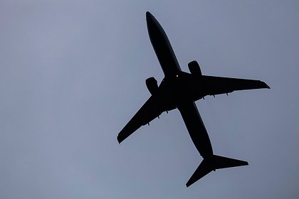 У самолета с россиянами на борту возникли проблемы с двигателем
