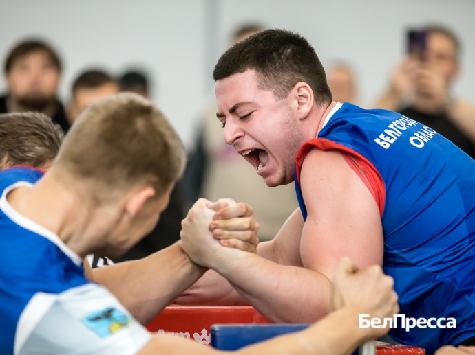В чемпионате и первенстве Белгородской области по армрестлингу сразились 100 спортсменов