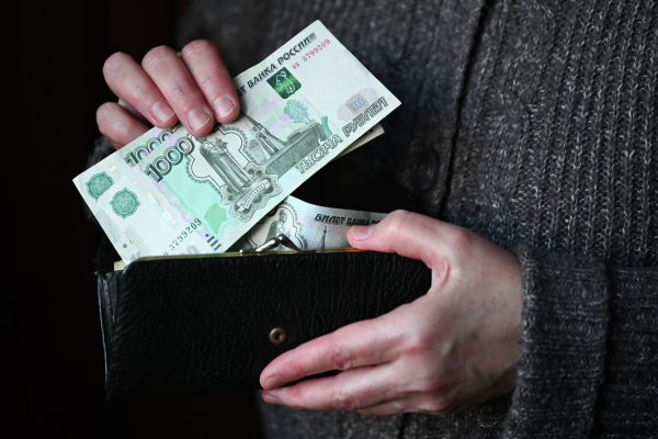Опрос: 34% москвичей откладывают деньги на «чёрный день»