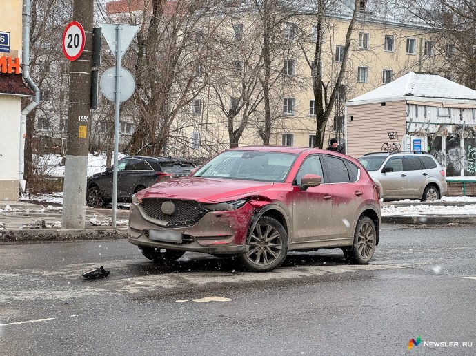 При ДТП в центре Кирова «Гранта» лишилась зеркала