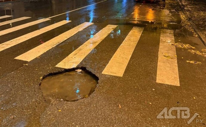 Оба колеса под замену: яма на дороге у Облдумы в Южно-Сахалинске "подбила" авто