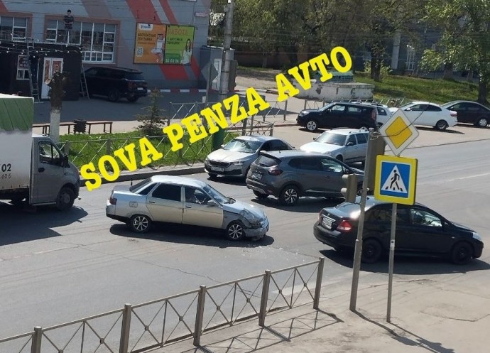 Возле ТЦ Рассвет в Пензе образовалась пробка из-за аварии